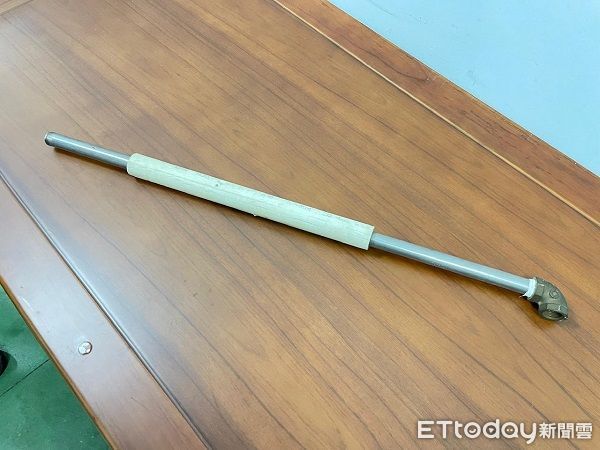 ▲邱男持金屬水管重擊湯男頭部。(圖/平鎮警分局提供)