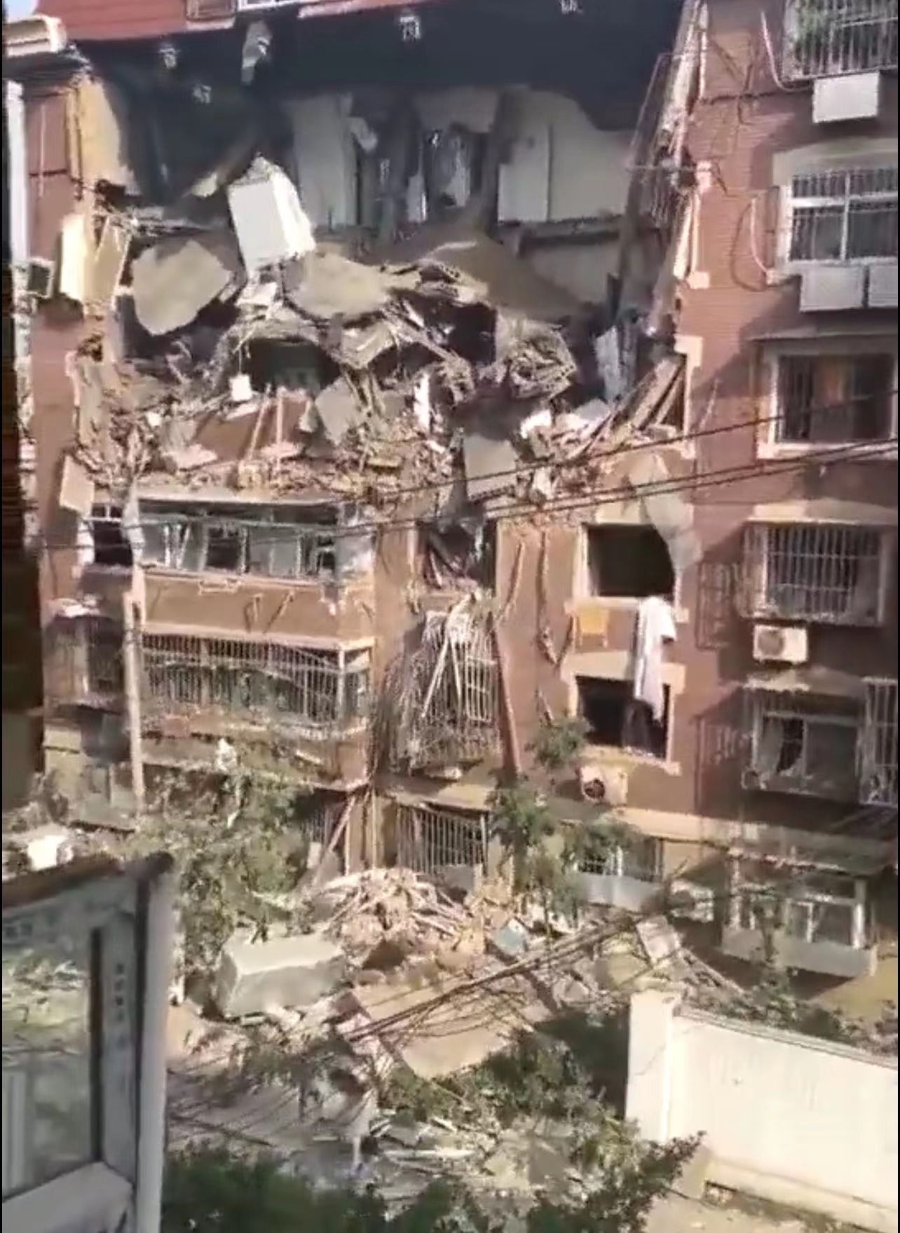 ▲天津一棟6層樓住宅發生爆炸事故。（圖／翻攝北晚新視覺）