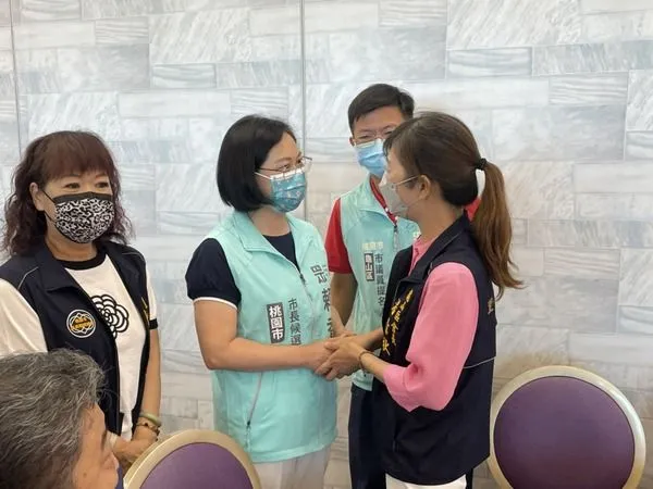 ▲民眾黨街訪桃園年輕人「論文門」看法?