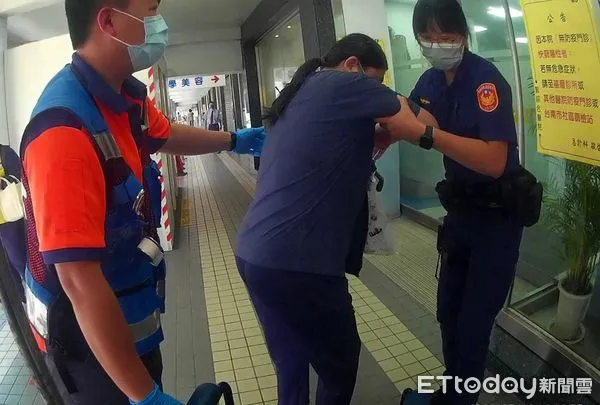 ▲台南市警二分局中正派出所警員吳桂卿、周韋佑遇民眾求救,馬上以警車協助就醫,成功挽回一命。(圖/記者林悅翻攝,下同)