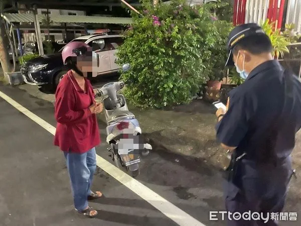 ▲潮州警分局來義分駐所所長柯奕戎、警員邱曉華送呂婦返家 。(圖/記者陳崑福翻攝,下同)