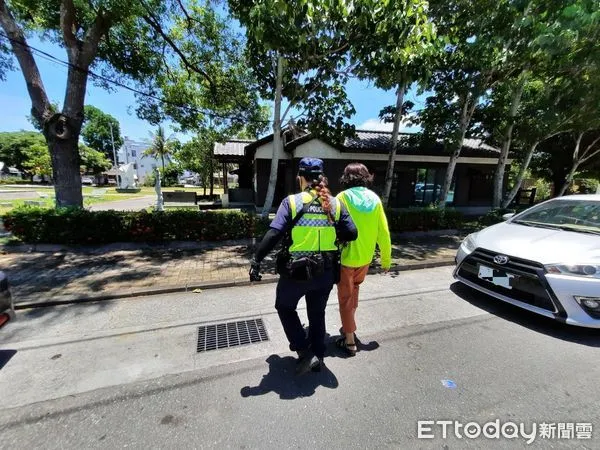 ▲▼員警攙扶女騎士到路旁樹蔭下休息並將機車移至安全位置。(圖/記者柯正誟翻攝,下同)