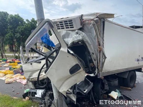 ▲▼三重冷凍小貨車自撞紅綠燈桿,司機腿骨折受困,雞鴨內臟撒滿地 。(圖/記者陳以昇翻攝)
