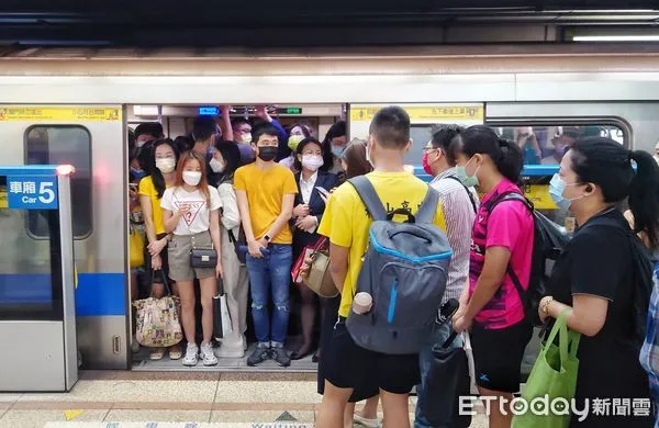 ▲▼北捷板南線驚傳列車故障 「慢速行駛」走走停停 捷運族大排長龍。(圖/記者屠惠剛攝)