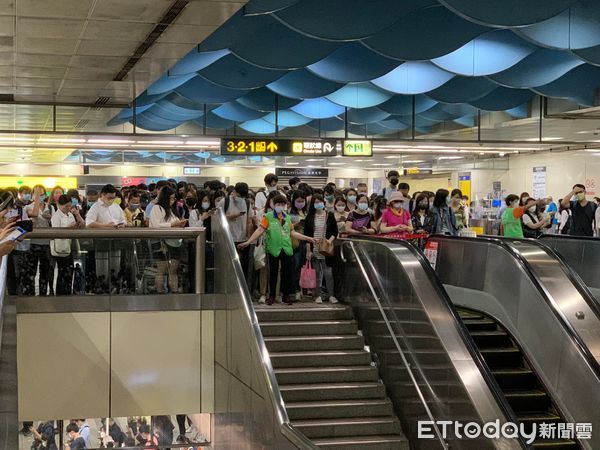 ▲▼ 新埔站擠爆。(圖/記者老嘉郡攝)