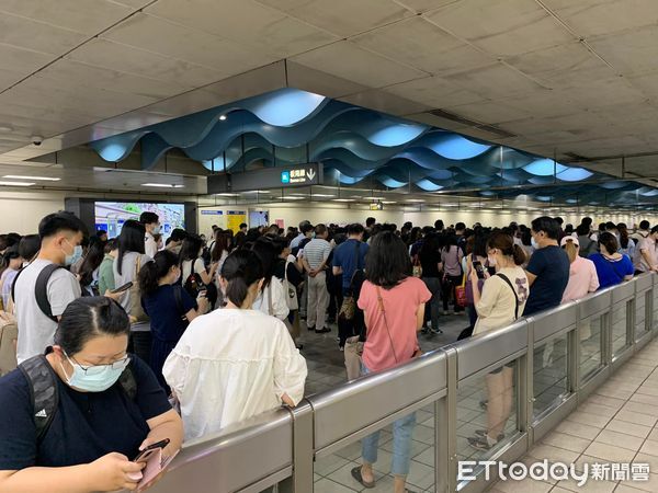 ▲▼ 新埔站擠爆。(圖/記者老嘉郡攝)