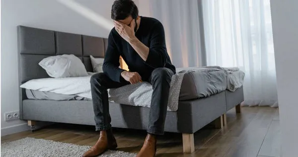 一名男子為了保住工作賺錢救病妻,不得不淪為女上司的玩物。(示意圖/Pexels)