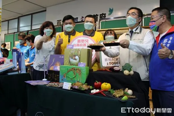 ▲台南市長黃偉哲扶弱助貧,於新營民治市政中心舉辦「集愛中秋庇護禮、希望家園最給力」庇護工場中秋行銷記者會。(圖/記者林悅翻攝,下同)