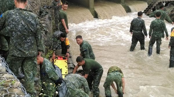 ▲陸軍564旅2016年8月16日一輛CM11戰車發生墜溪意外。（圖／國防部提供）