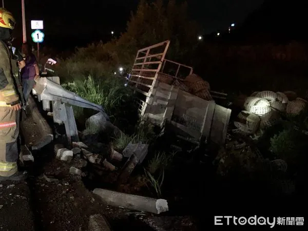 ▲國道1號北向314.8公里新市段,22日凌晨發生1起自大貨車右前車輪爆胎,造成車輛失控撞及外側護欄後衝停外側邊坡,消防人員搶救受傷者送醫。(圖/記者林悅翻攝,下同)