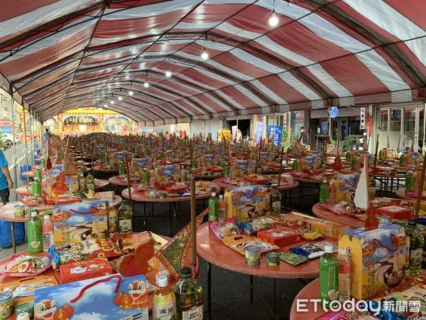 ▲疫情逐漸趨緩,雲林虎尾中元普渡停辦2年的「街仔普」將恢復舉辦,並首度辦理七大普渡區聯合開香儀式。(圖/記者蔡佩旻攝)