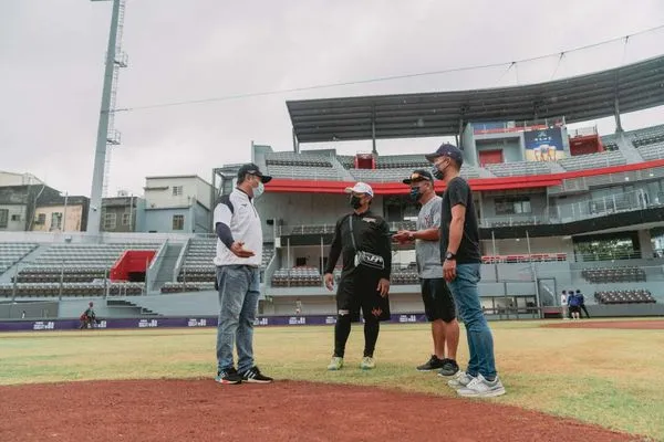 ▲教練團走進場內,感受全新球場魅力。。(圖/新竹市政府提供)