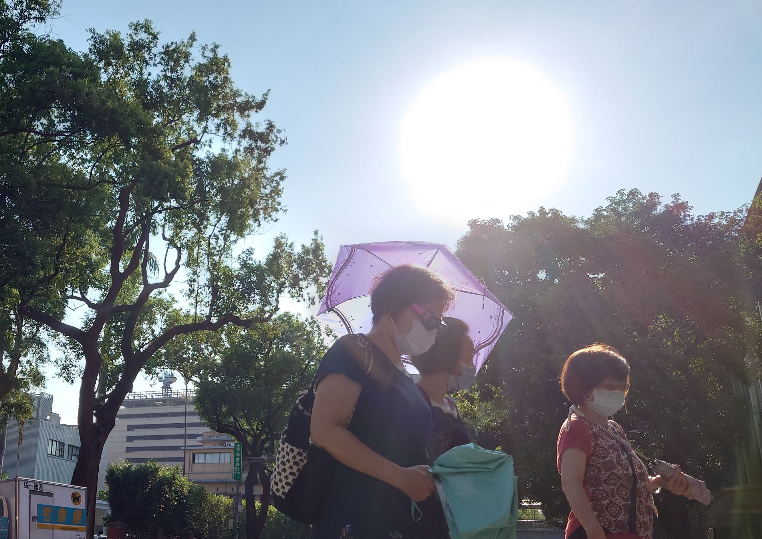 ▲▼天氣 高溫 烈日 大暑 炎熱 高溫破記錄。（圖／記者屠惠剛攝）