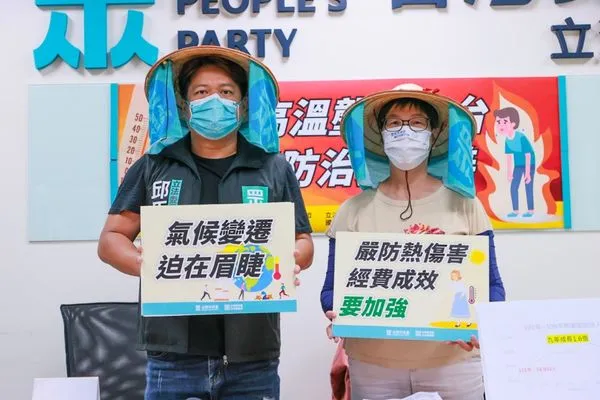 ▲民眾黨立委蔡壁如、邱臣遠27日召開「極端高溫壟罩全台,熱傷害防治要改善」記者會。(圖/民眾黨團提供)