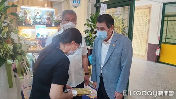 ▲台南市大台南警察之友會理事長林玉柱,由方仰寧局長、三分局長歐祖明陪同前往藍小隊長靈堂上香致意,並致贈慰問金30萬元。(圖/記者林悅翻攝,下同)