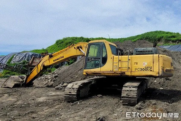 ▲查封挖土機拍賣 。(圖/記者陳崑福翻攝,下同)