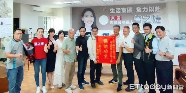 ▲市長黃偉哲親自前往市議員曾信凱及曾之婕聯合服務處頒獎,表揚謝鴻斌主任,服務處人員都同感榮耀。(圖/記者林悅翻攝,下同)