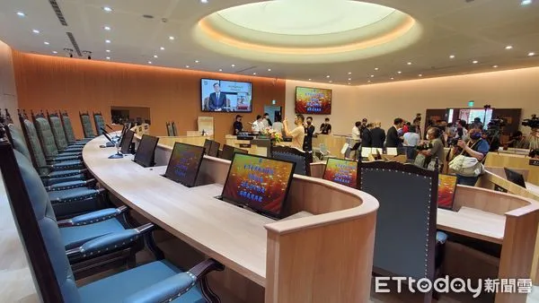 ▲▼台北地院國民法官法庭揭牌啟用,專用法庭內外景觀,美女法官歐陽儀(綠衣)與趙書郁(黑短裙)盛裝出席合照。(圖/記者黃哲民攝)