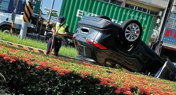 ▲▼高雄轎車自撞安全島慘「翻肚」,180度翻覆駕駛被救出。(圖/記者吳奕靖翻攝)