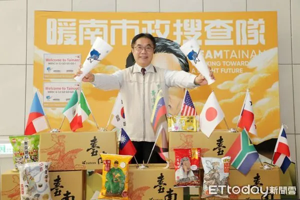 ▲「2021第六屆U-12世界盃棒球錦標賽」29日起熱力登場,台南市長黃偉哲特別準備台南古蹟限定商品「眾神保佑組合箱」,為小球員加油打氣。(圖/記者林悅翻攝,下同)