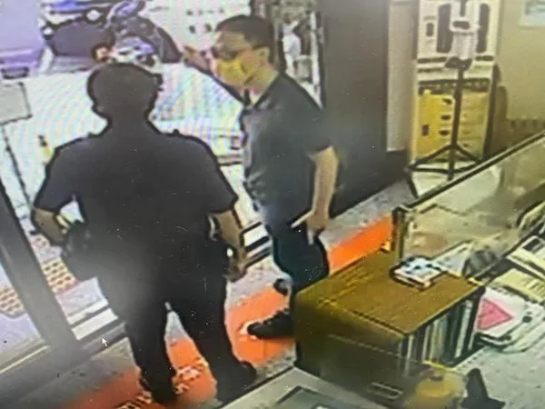 ▲男童疑確診發燒昏迷 「來不及叫119」父衝派出所求開道送醫。(圖/翻攝新竹市警察局第一分局西門派出所臉書)