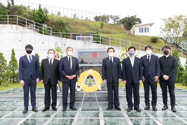 ▲▼林佳龍與石破茂上五指山向李登輝致意。(圖/翻攝自Facebook/林佳龍)