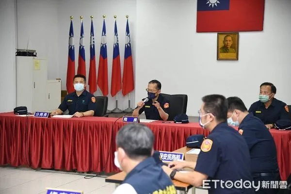 ▲警察局長許鍚榮對警政署今年首次全國性擴大臨檢,親自主持勤前教育激勵士氣。(圖/中壢警分局提供)