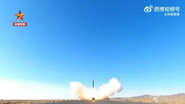 ▲▼大陸罕見公開東風-17高超音速導彈在公路無依托發射畫面。(圖/翻攝自微博/零時弦域)