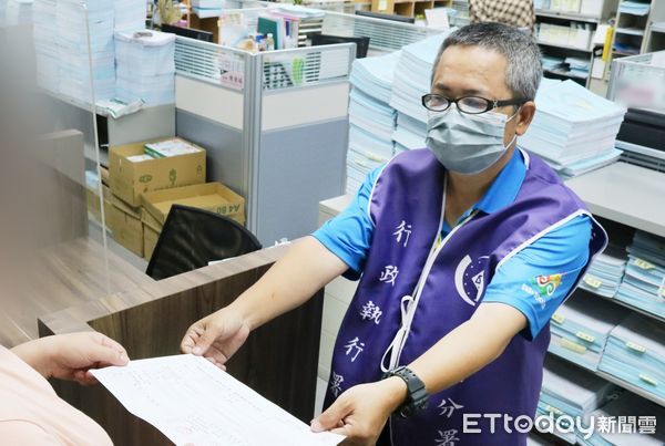 ▲義務人抱百萬現金到屏東執行分署繳清 。(圖/記者陳崑福翻攝,下同)