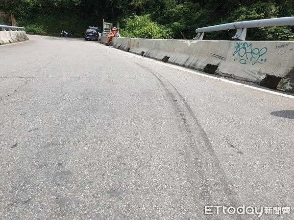 ▲廖姓男子駕駛水泥預拌車疑車速過快和路況不熟,撞到橋緣。(圖/大溪警分局提供)