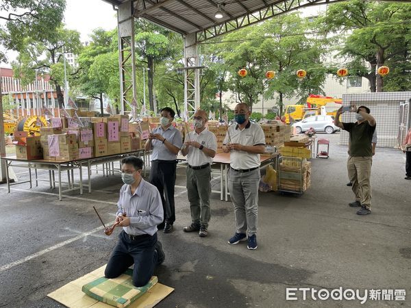 ▲台電台南區處舉行中元普渡，由勞工董事彭繼宗及台南區處長許墩貴率員祭拜，2千公斤認購白米，於中元普渡祭祀禮成後，全數捐贈慈善團體以響應公益。（圖／記者林悅翻攝，下同）