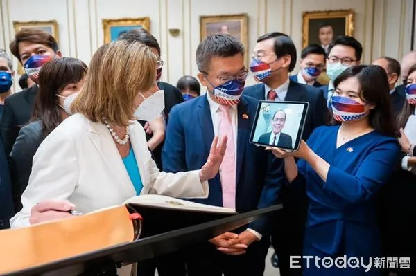 ▲▼快篩陽無緣接待裴洛西 游錫堃「出這招」歡迎人權議長。(圖/翻攝自游錫堃臉書)