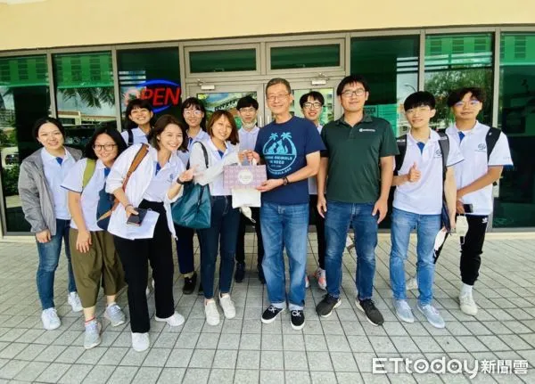 ▲駐關島台北經濟文化辦事處 (TECO)、關島大學(UOG) 派員歡迎中興大學獸醫師生抵達關島。(圖/民眾提供)