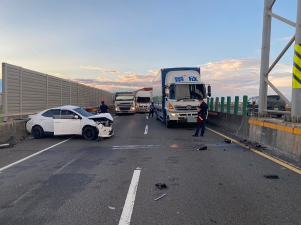 ▲▼高雄台88嚴重車禍!男酒駕自撞護欄卡車道,後方3聯結車撞成一團。(圖/記者賴文萱翻攝)