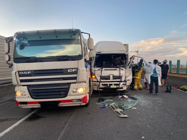 ▲▼高雄台88嚴重車禍!男酒駕自撞護欄卡車道,後方3聯結車撞成一團。(圖/記者賴文萱翻攝)