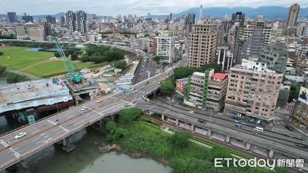 ▲▼中正橋跨水快引橋主樑吊掛,將於5日晚上開始,預計到6日下午結束。(圖/記者邱中岳翻攝)