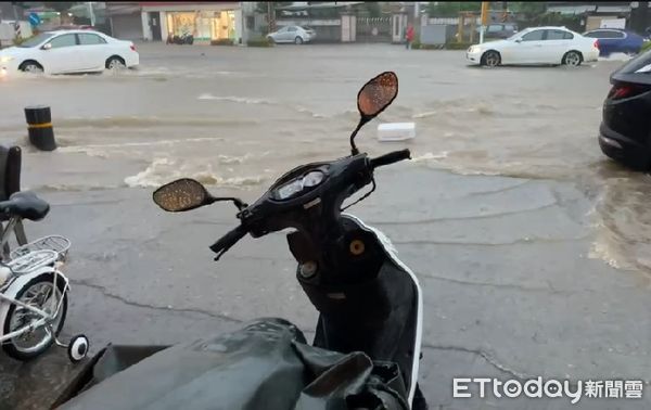 ▲▼嘉義縣市4日因雨彈來襲多處地區傳出有淹水災情。（圖／翻攝自記者爆料網）