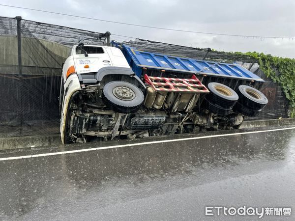 ▲▼一輛砂石車右側車輪陷落水溝,男駕駛當場無生命跡象送醫搶救。(圖/民眾提供,下同)