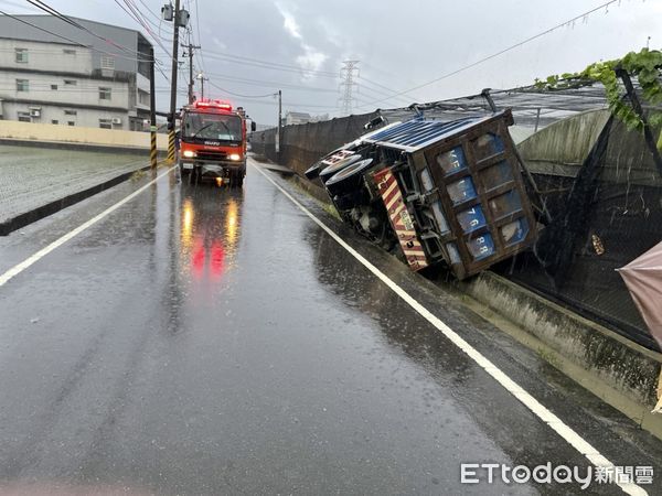 ▲▼一輛砂石車右側車輪陷落水溝,男駕駛當場無生命跡象送醫搶救。(圖/民眾提供,下同)