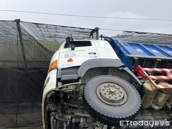 ▲▼一輛砂石車右側車輪陷落水溝,男駕駛當場無生命跡象送醫搶救。(圖/民眾提供,下同)