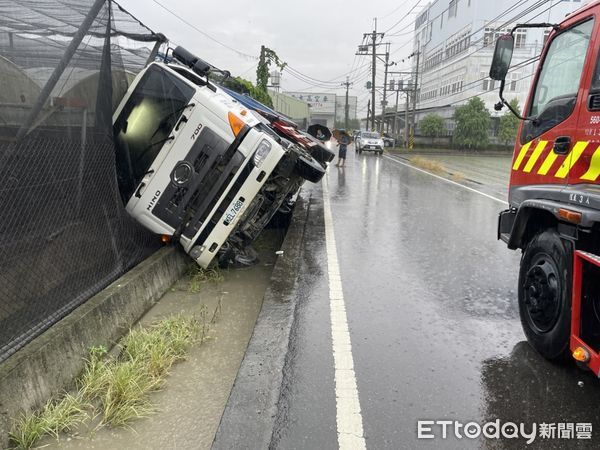 ▲▼一輛砂石車右側車輪陷落水溝,男駕駛當場無生命跡象送醫搶救。(圖/民眾提供,下同)