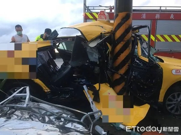 ▲嘉義縣鹿草鄉碧潭村頂潭段4日晚間6時許,一輛計程車自撞電線桿。(圖/記者翁伊森翻攝)