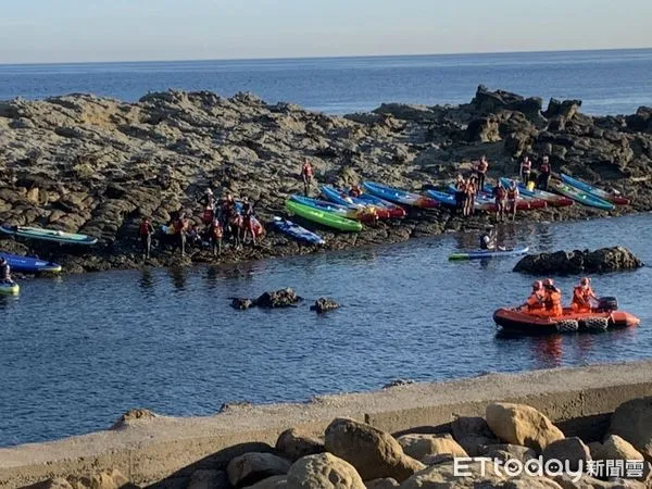 ▲▼ 19歲女子划獨木舟身體不適,海巡獲報出動救援 。(圖/記者郭世賢翻攝)