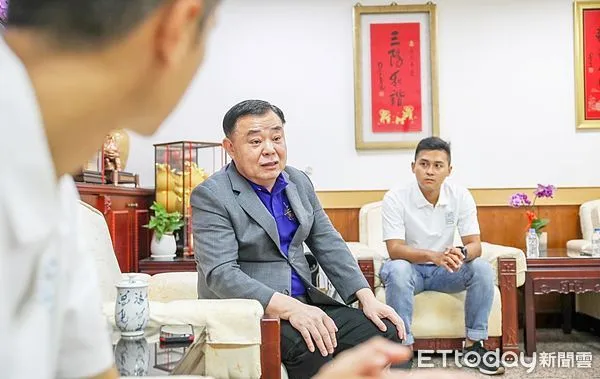 ▲國民黨桃園市長參選人張善政「靚桃園」青見發言團首次行程拜會桃園市議會議長邱奕勝。(圖/記者沈繼昌翻攝)