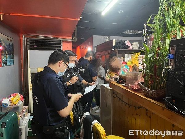 ▲桃園警方假日夜間針對移工餐廳、舞廳、酒店及KＴＶ等易聚眾滋事場所，進行強力臨檢掃蕩。（圖／桃園警分局提供）