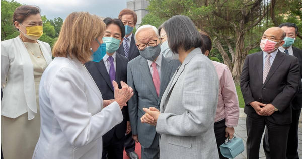 美國眾議院議長裴洛西日前訪台，身為蘋果晶片主要生產商，台積電創辦人張忠謀及董事長劉德音也應邀出席。（圖／翻攝自蔡英文臉書）