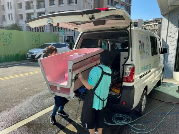 ▲到宅沐浴車裝備打包上車準備出發。(圖/新竹市政府提供)
