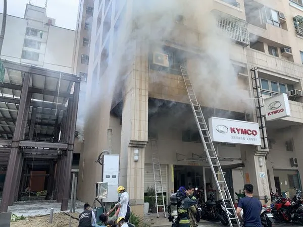 ▲▼高雄楠梓大樓火警!消防局出動16車灌救,一對男女受傷。(圖/記者吳奕靖翻攝)