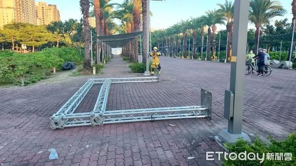 ▲▼高雄神農市集內一名53歲林男遭市集內鐵架倒塌壓傷頭部,送高醫急救,目前在加護病房觀察。(圖/記者吳奕靖翻攝)