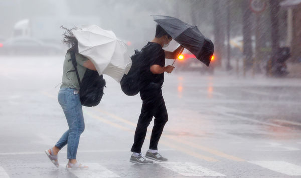 ▲▼南韓中部地方8日降下豪雨、颳起強風，猶如颱風等級。（圖／達志影像／newscom）